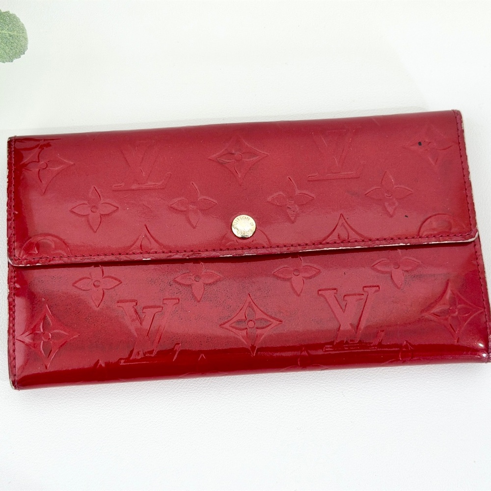 Authentic Louis Vuitton Sarah Wallet Vernis Red Pomme d’Amour